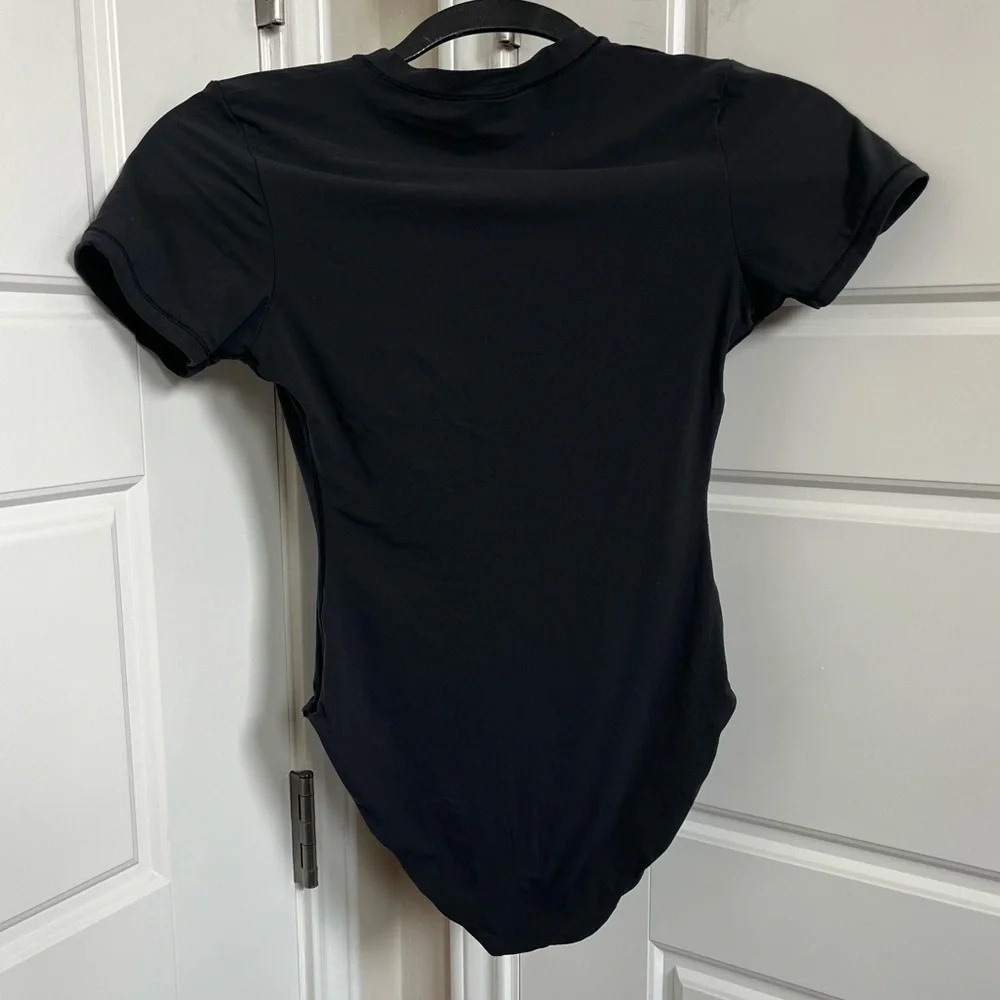 SKIMS Fits Everybody Short Sleeve Bodysuit in Onyx Size Small - Picture 5 of 6
